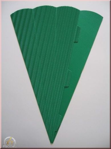 Schultüte aus 3D Wellkarton 69cm grün